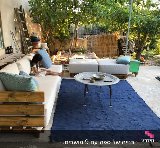 כריות צבעוניות על ספה חיצונית בחצר